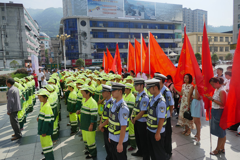 龙鼎集团党支部组织开展“夏日送清凉，关爱驻人心”公益活动